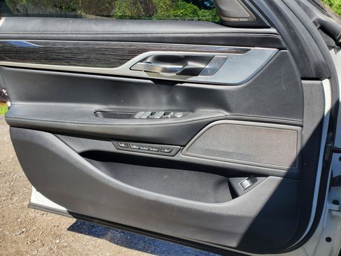 Used 2019 BMW 750i w/ Executive Package RWD image 11