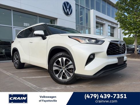 Used 2020 Toyota Highlander XLE AWD/4WD image 1