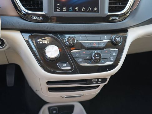 Used 2020 Chrysler Voyager L FWD image 22