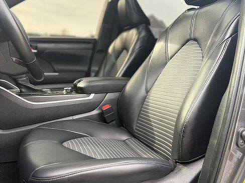 Used 2023 Toyota Highlander XSE image 12