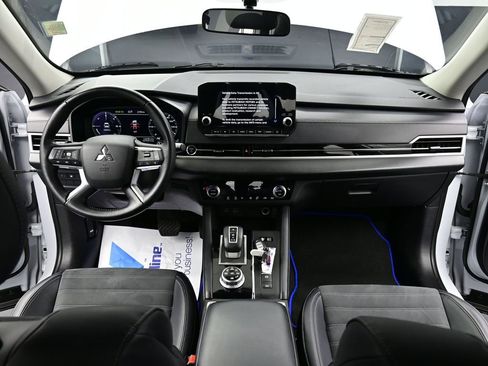 Used 2024 Mitsubishi Outlander SE image 2