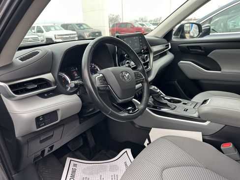 Used 2021 Toyota Highlander LE image 12