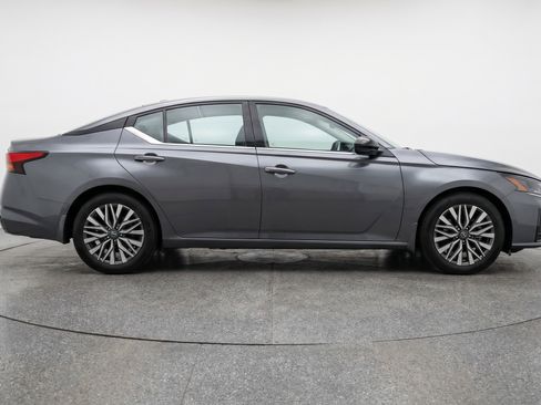 Used 2025 Nissan Altima 2.5 SV FWD image 11