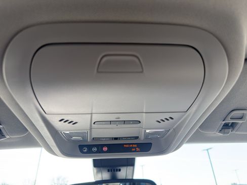 Used 2023 GMC Terrain SLT image 23