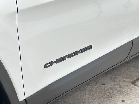 Used 2020 Jeep Cherokee Altitude image 21