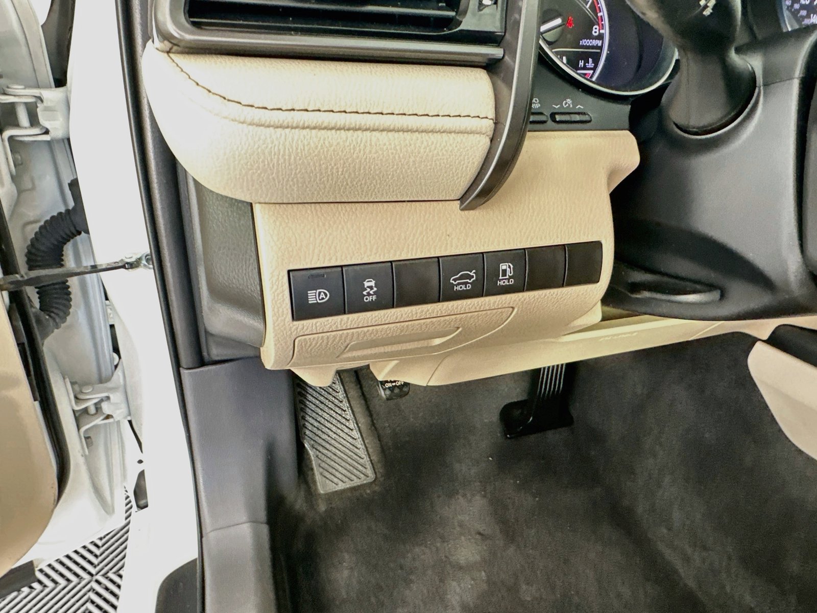 Used 2020 Toyota Camry LE FWD image 10