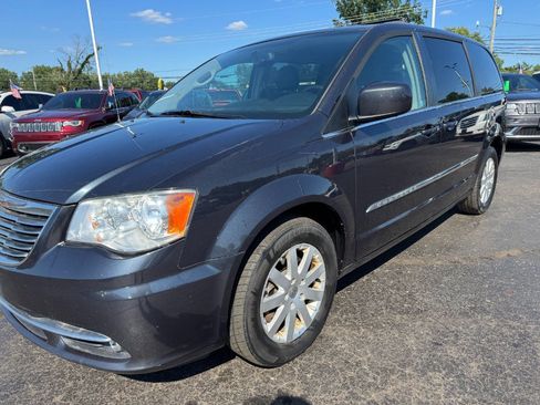 Used 2014 Chrysler Town & Country Touring FWD image 9