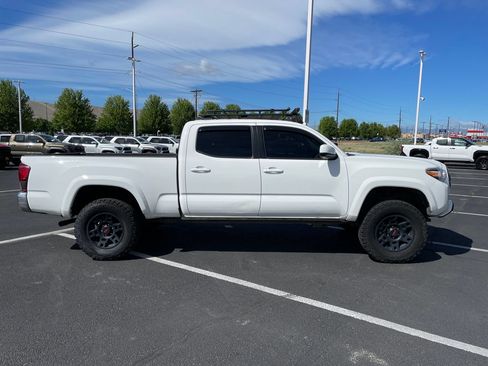 Used 2022 Toyota Tacoma SR5 AWD/4WD image 2