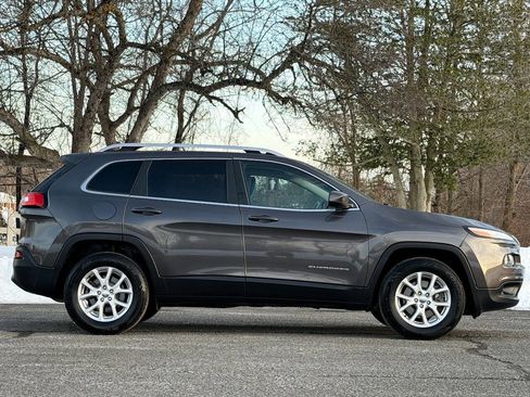 Used 2018 Jeep Cherokee Latitude Plus image 5
