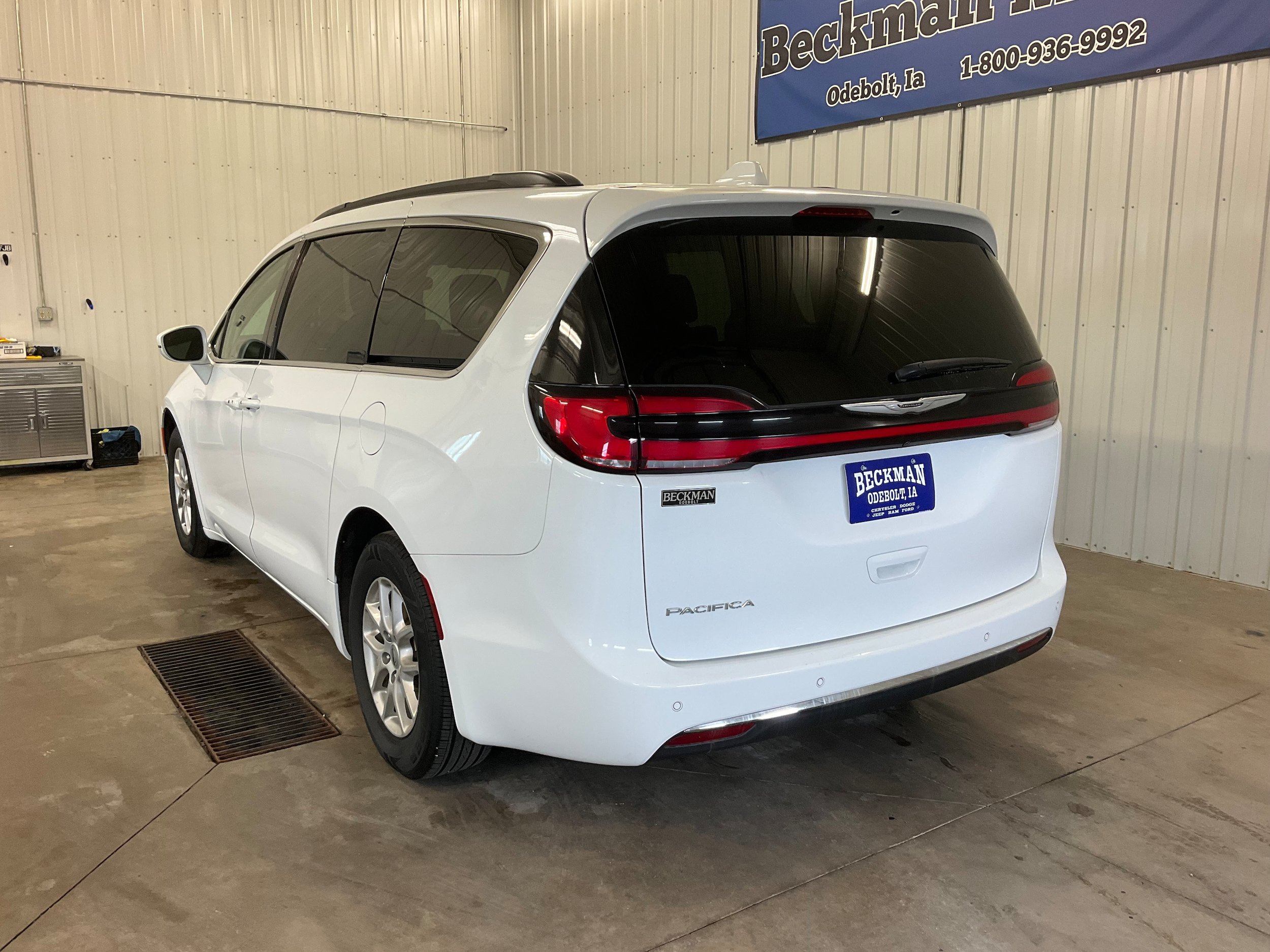 Used 2022 Chrysler Pacifica Touring-L FWD image 3