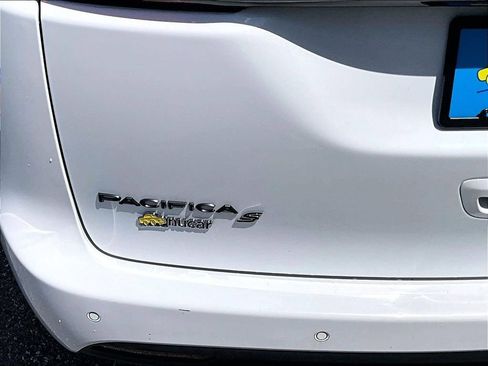 Used 2021 Chrysler Pacifica Touring-L w/ S Appearance Package FWD image 29