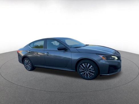 Used 2025 Nissan Altima 2.5 SV FWD image 2
