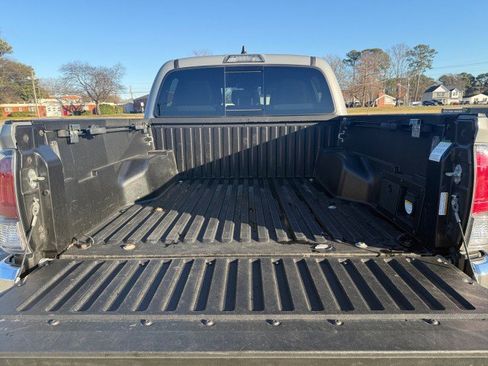 Used 2021 Toyota Tacoma TRD Off-Road image 15