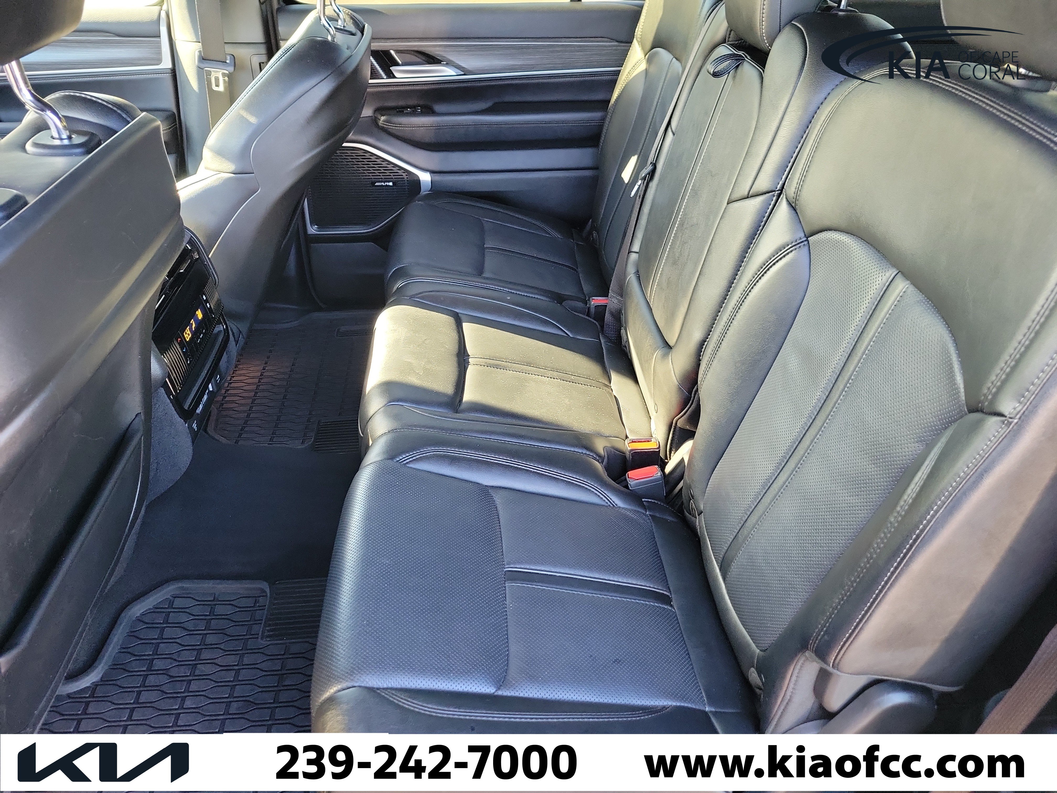 Used 2024 Jeep Wagoneer L Series III w/ Flexible Seating Group AWD/4WD image 12