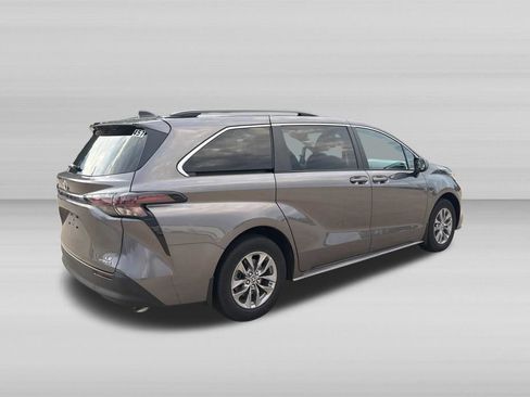 Used 2023 Toyota Sienna LE FWD image 4