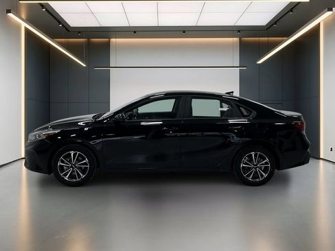 Used 2022 Kia Forte LXS FWD image 2