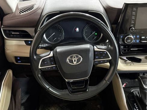 Used 2020 Toyota Highlander XLE image 26