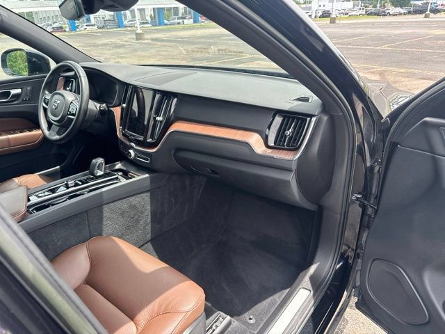 Used 2023 Volvo XC60 B5 Plus AWD/4WD image 13