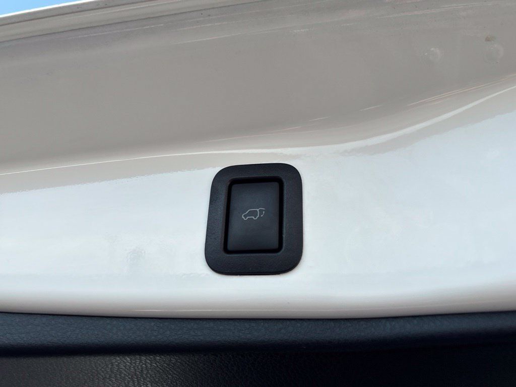 Used 2017 Toyota Highlander Plus FWD image 31