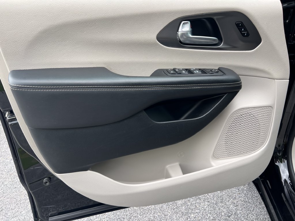 Used 2024 Chrysler Pacifica Touring-L FWD image 21