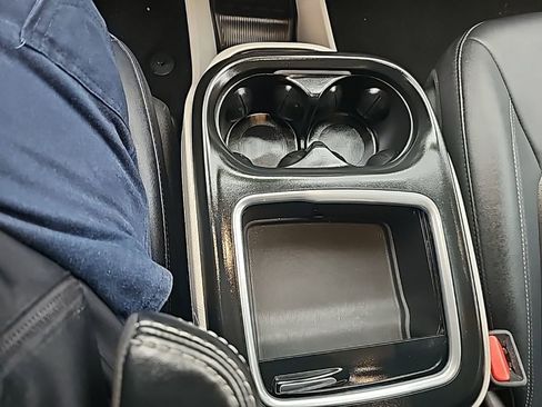 Used 2024 Chrysler Pacifica Touring-L image 22