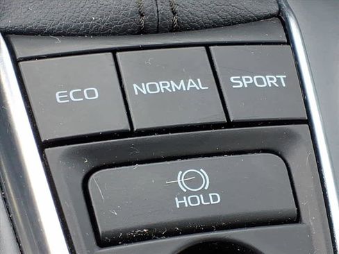 Used 2020 Toyota Camry XLE image 17