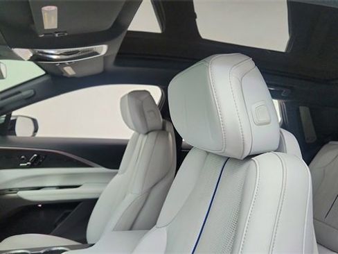 Used 2025 Cadillac Lyriq Sport image 33