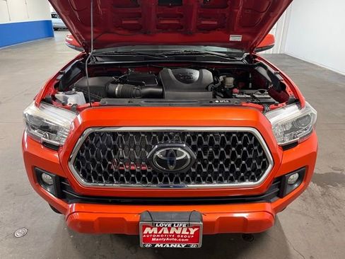 Used 2018 Toyota Tacoma TRD Sport w/ Technology Package image 9