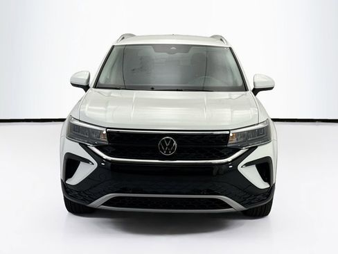 Used 2024 Volkswagen Taos SE FWD image 2