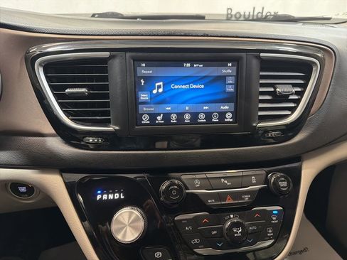 Used 2019 Chrysler Pacifica Touring-L image 28