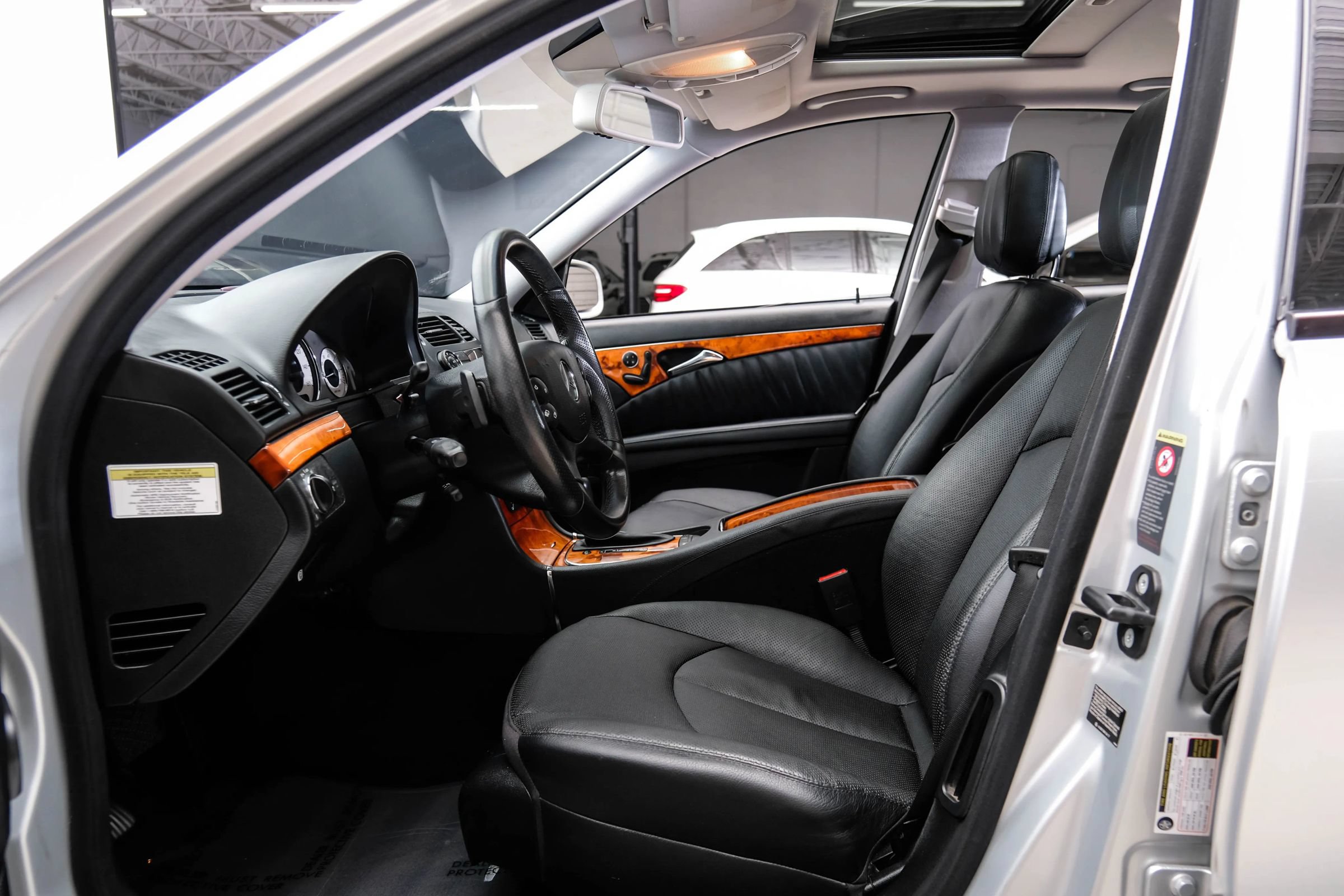 Used 2009 Mercedes-Benz E 550 Sedan image 3