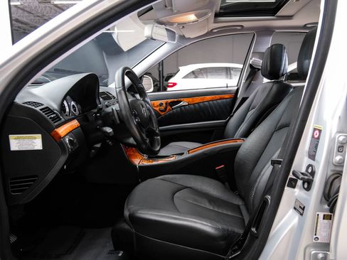 Used 2009 Mercedes-Benz E 550 Sedan image 3
