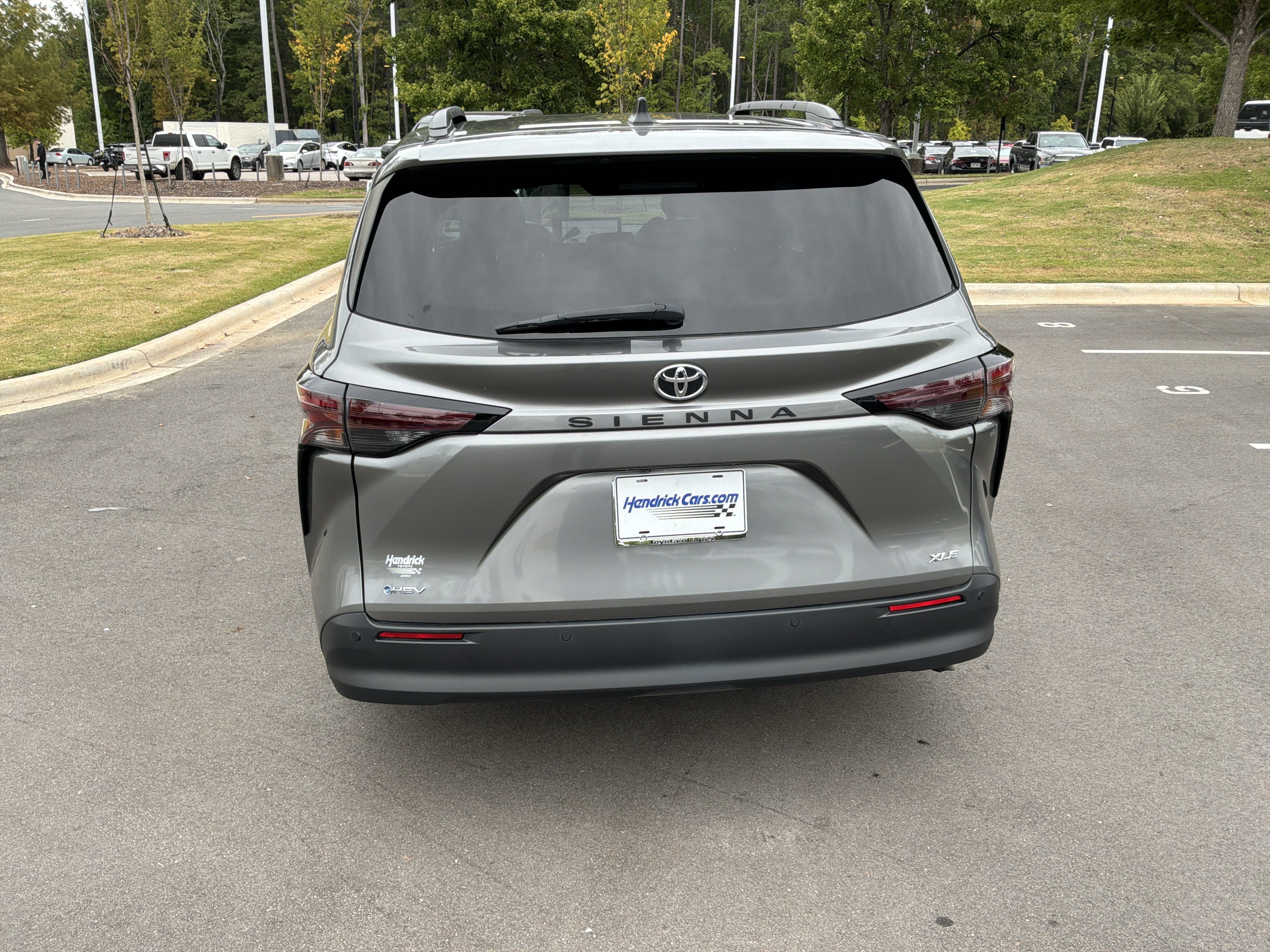 Used 2026 Toyota Sienna XLE FWD image 9