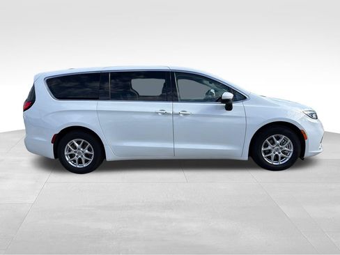 Used 2023 Chrysler Pacifica Touring-L FWD image 8