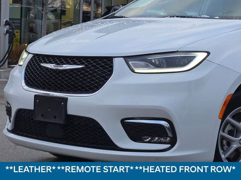 Used 2023 Chrysler Pacifica Touring-L image 2