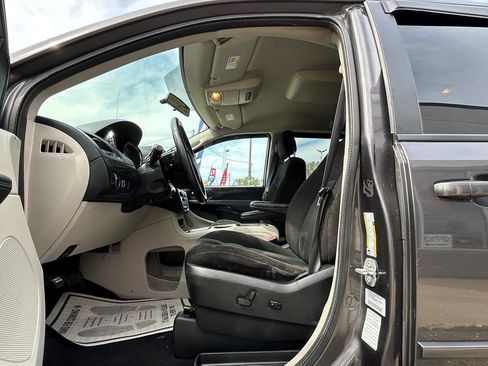 Used 2016 Dodge Grand Caravan SXT w/ Rear Park Assist Package FWD image 18