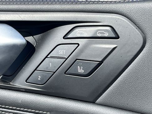 Used 2025 BMW X6 xDrive40i w/ Climate Comfort Package image 16