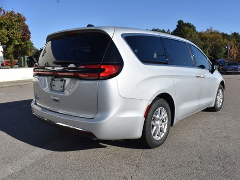 New 2026 Chrysler Pacifica Select image 9