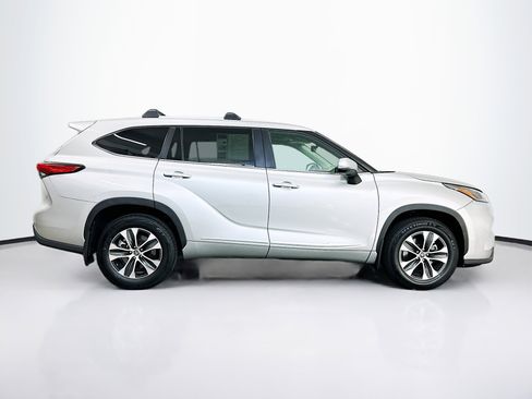 Used 2023 Toyota Highlander XLE image 10
