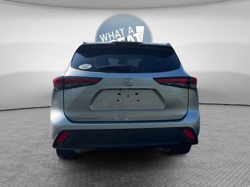 Used 2023 Toyota Highlander XLE FWD image 5