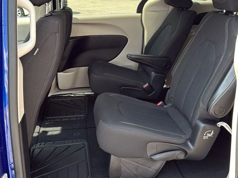 Used 2021 Chrysler Voyager LX image 7