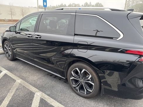 Used 2025 Toyota Sienna Platinum image 3