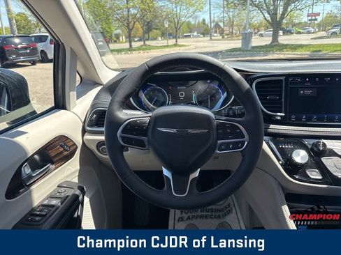 Used 2023 Chrysler Pacifica Limited FWD image 17
