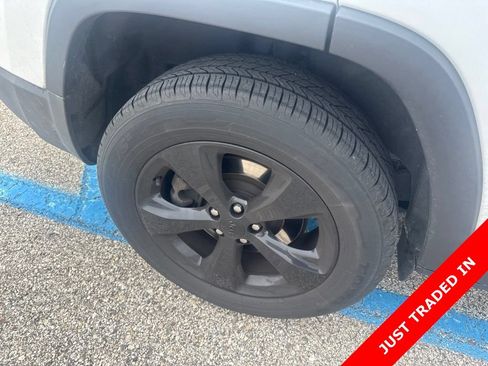 Used 2019 Jeep Cherokee Latitude Plus AWD/4WD image 11