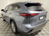 Used 2023 Toyota Highlander Platinum image 3