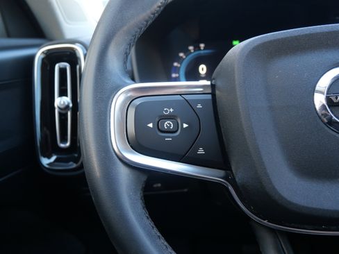 Used 2023 Volvo XC40 B5 Core image 11