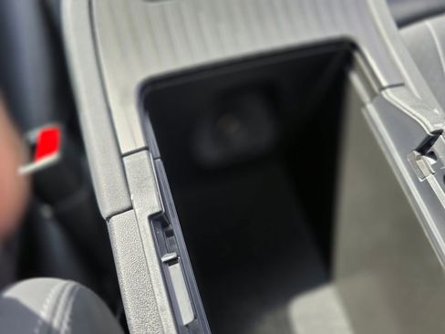 Used 2024 Toyota Venza Limited image 35