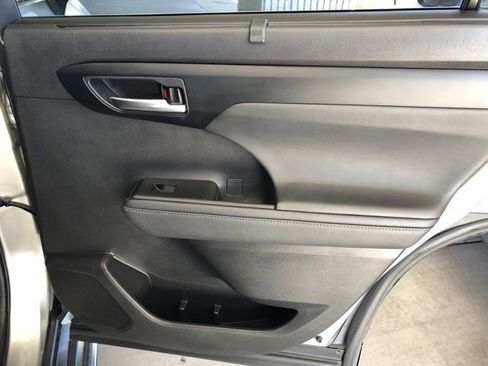 Used 2020 Toyota Highlander XLE image 55