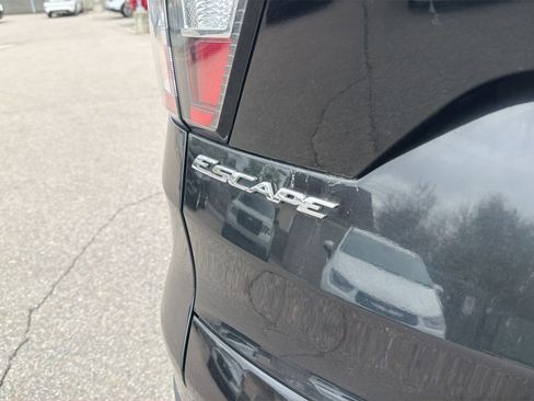 Used 2018 Ford Escape SE FWD image 16