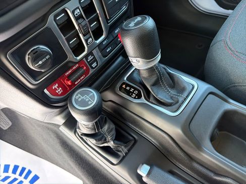 Used 2025 Jeep Wrangler Unlimited Rubicon AWD/4WD image 22